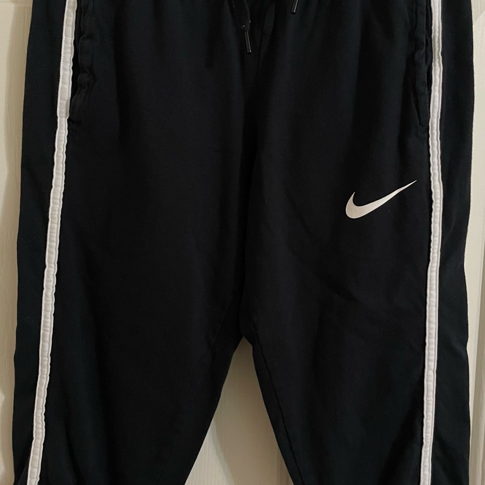 Girl’s Nike Black Capri Pants with Pockets and Drawstring, Size Medium